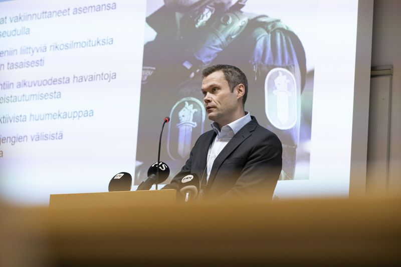 Markku Heinikari vid Helsingforspolisen bedömer att den extra satsningen på 2,5 miljoner euro ska räcka till för att polisen ska få kontroll över gängvåldet på gatorna.