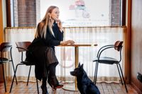 Matilda Mannström med hunden Alpo ett par veckor före det nya bistrot nere vid Sandvikskajen ska slå upp sina dörrar.