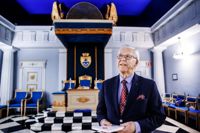 Förr träffades de på Riddarhusets vindsvåning, men sedan 1960-talet håller frimurarna i Helsingfors sina mystiska möten på Nylandsgatan i södra Helsingfors. Kapitelmästare Henrik Wikström är med sin elfte grad invigd i så gott som alla hemliga riter.