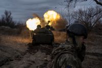 En ukrainsk bandkanon avfyras i Donetsk i östra Ukraina.