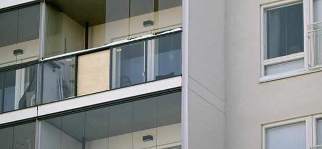 En av de nedre glasskivorna på balkongen i fråga har fallit ut. Höghuset ska vara byggt 2020. Invånarna i husbolaget uppmanades att inte använda sina balkonger dagen efter olyckan.