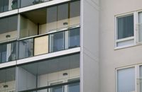En av de nedre glasskivorna på balkongen i fråga har fallit ut. Höghuset är byggt 2020. Invånarna i husbolaget uppmanades att inte använda sina balkonger dagen efter olyckan.
