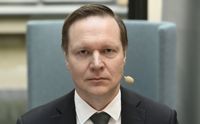 Finansinspektionen följer med läget, men de finska bankerna borde inte direkt påverkas av helgens oro inom den amerikanska banksektorn, säger biträdande direktör Jyri Helenius.