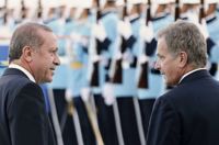 President Sauli Niinistö, till höger, ska träffa Turkiets president Recep Tayyip Erdogan på fredag. "Turkarna har önskat att jag är på plats och kvitterar ut deras svar då de kommer med beskedet", säger Niinistö om sin instundande Turkietresa och Finlands Natomedlemskap. 