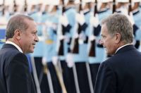 President Sauli Niinistö, till höger, ska träffa Turkiets president Recep Tayyip Erdogan på fredag. "Turkarna har önskat att jag är på plats och kvitterar ut deras svar då de kommer med beskedet", säger Niinistö om sin instundande Turkietresa och Finlands Natomedlemskap.