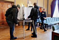 Oliver Bäcklund, längst till höger, var den som röstade först när Strömborgska skolans nior skuggröstade i riksdagsvalet på onsdagen.