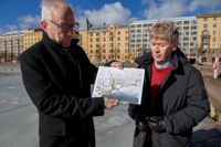 Invånarna har beställt en egen vision av hur Sandviken kunde utvecklas. Georg Liljestrand och Pekka Vuento visar en bild där Sandviksbassängen inte har krympts och gjorts om till en kanal.
