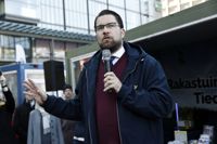 SD-basen Jimmie Åkesson lyfter fram den svenska invandringspolitiken som ett varnande exempel, men säger att Finland fortfarande hinner rädda sig undan Sveriges öde, bland annat genom att skärpa villkoren för migration och straffen för gängbrottslighet.
