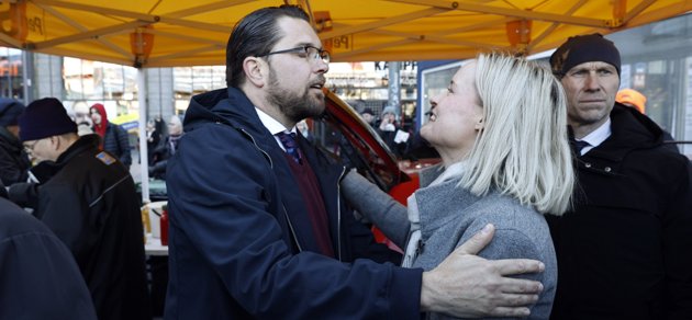 Sverigedemokraternas partiordförande Jimmie Åkesson besökte Helsingfors i mitten av mars för att stötta Sannfinländarna i deras valkampanj. Åkesson togs emot av Sannfinländarnas Riikka Purra, som den gången talade flytande svenska.