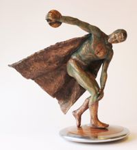 Menneiden aikojen sankarit I, av Juha Menna. Skulpturen är gjord 2017.