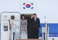 Sydkoreas president Yoon Suk-yeol lämnar Sydkorea för att flyga till Japan tillsammans med frun Kim Keon-hee.