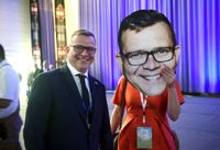Samlingspartiet med partiordförande Petteri Orpo i spetsen, kan sondera med fler än ett kort på hand.
