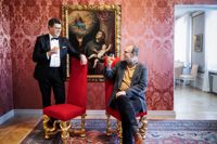 Ägaren Konstamfundets vd Stefan Björkman och Amos Andersons hems museichef Kai Kartio med stolar som ursprungligen är från Atlas-banken.