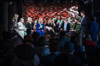 Centret för konstfrämjande ordnade kulturpolitisk debatt på G Livelab i Helsingfors. Från vänster debattledaren Paula Vilén, Sonja Lautamatti (C), Silvia Koski (Sannf), Sari Multala (Saml), Saara Hyrkkö (Gröna), Matti Turunen (KD), Anna Hultin Pashley (SFP), Harri Virtanen (SDP), Veronika Honkasalo (VF) och debattledaren Henri Terho.