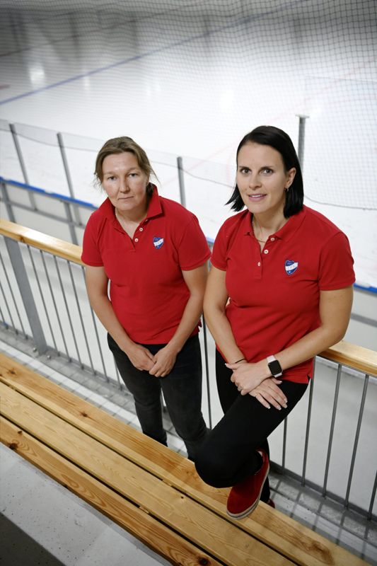 Kapten Karoliina Rantamäki och chefstränaren Saara Niemi har bidragit starkt till att HIFK:s damer etablerat sig på Finlandstoppen.