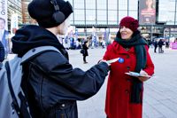 Drakhshan Ali delar ut valbroschyrer till förbipasserande. De människor hon möter är mest intresserade av Natoprocessen, mänskliga rättigheter, utbildningens resurser, vård och naturskydd.