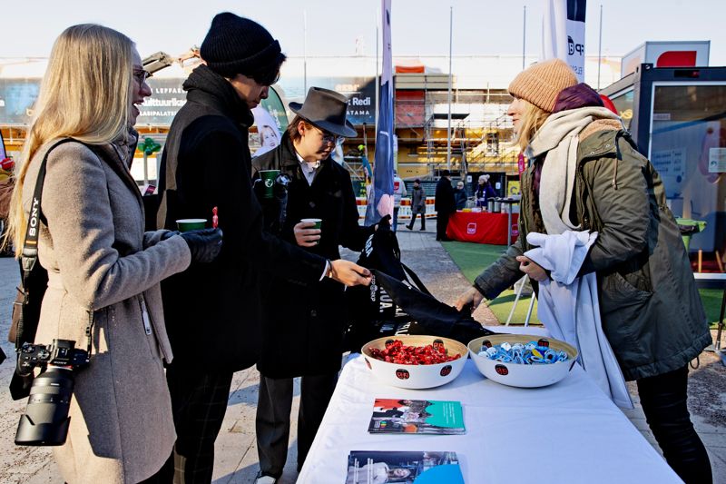Runa Ismark vid SFP:s valstuga är glad åt att så många förbipasserande säger något positivt om SFP eller svenskan.