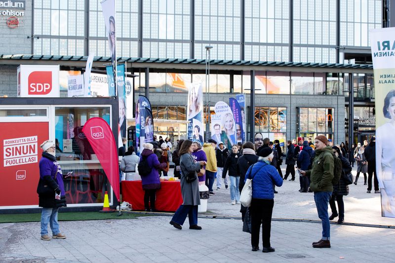 Det är rätt lugnt på valtorget på Narinken vid lunchdags, men i rusningstid på morgnarna och eftermiddagarna är det livligare.