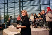 Valdiskussionen i biblioteket i Borgå var tvåspråkig och tolkades också till teckenspråk. Journalisten Jeanette Björkqvist ledde ordet.