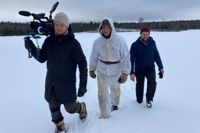 Projektets chefsfotograf Jonny Forsman, skådespelaren Martin Bahne och manusförfattaren Christoffer Holm vid inspelningen av en scen på det forna arrendeområdet i februari 2023.