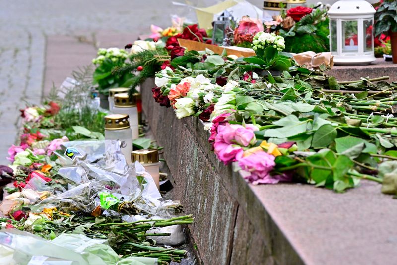 Blommor och ljus på Stortorget i Vetlanda för att hedra Tove.