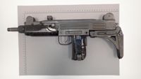 En funktionsduglig Uzi-maskinpistol upptäcktes i parets hem i Kyrkslätt vid en husrannsakan. 