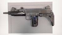 En funktionsduglig Uzi-maskinpistol upptäcktes i parets hem i Kyrkslätt vid en husrannsakan.