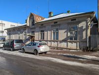 Det här gamla trähuset har stått och förfallit under en längre tid.