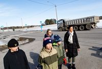 I den här korsningen vid Boxby skola blev en bil påkörd av en lastbil förra veckan, och helst vill man att den tunga trafiken upphör här. Från vänster Martin Nikiforow, Väinö Keurulainen, Marika Ståhl-Railila, Morgan Karlsson och Anna-Karin Brunberg.