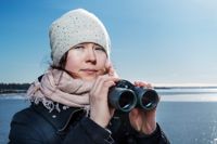 Christa Granroth, 33, har fågelskådat sedan hon var barn. Nu följer hon ivrigt med flyttfåglarna som återvänder till Finland.