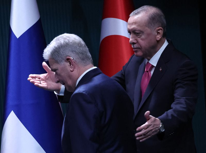 Recep Tayyip Erdoğan har nu banat Finlands, och president Sauli Niinistös, väg in i Nato, men inte Sveriges.