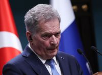 Sauli Niinistö beskriver den turkiska ratificeringen av Finlands Natoansökan som lika värdefull som alla de andra 28 ratificeringarna hittills. Här under en presskonferens i Ankara då han lyssnar på simultantolkningen.