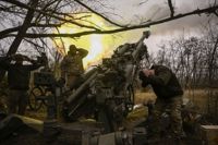 Finländska soldater har skadats i samband med en granatattack i Ukraina. Här avfyrar ukrainska soldater en haubits i närheten av Bachmut.