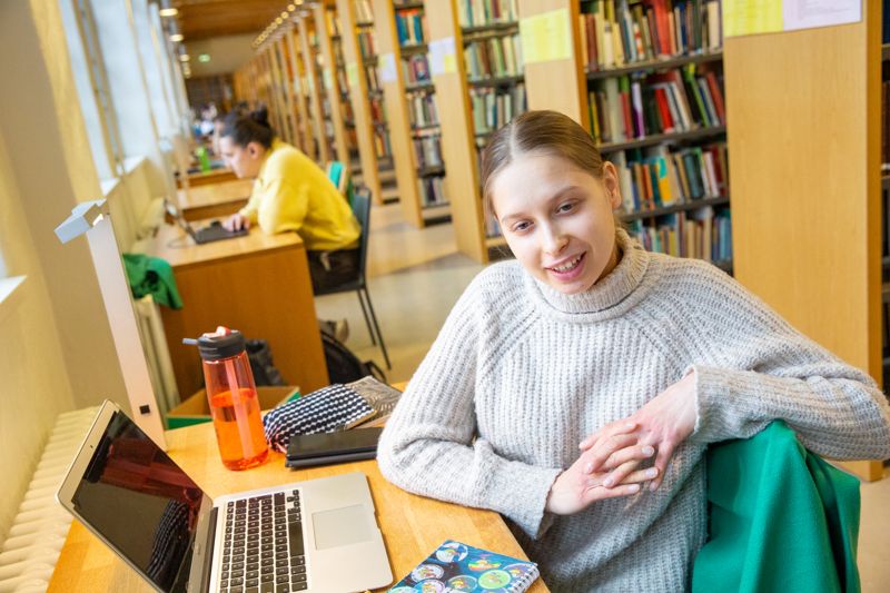 Jenny Kareinen, som studerar psykologi, har inte valt parti men vill rösta på en kandidat vars tankar går i linje med hennes.