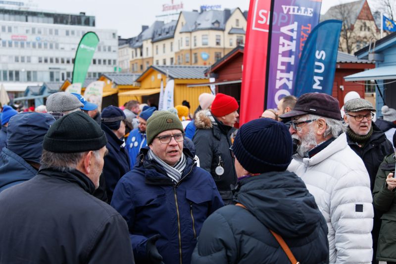 Samlingspartiets ordförande Petteri Orpo är från Åbo, här vid valstugorna på Salutorget när de öppnade för en vecka sedan. Två andra partiledare ställer upp i Egentliga Finlands valkrets.