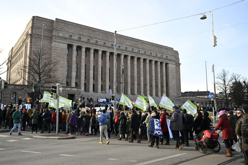Naturmarschen i Helsingfors gick till Riksdagshuset.