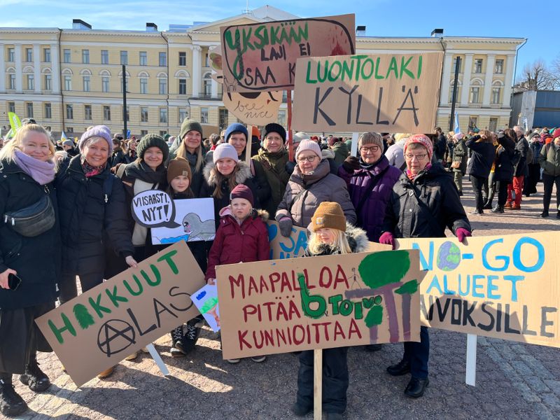 Mari Granström, andra från vänster, har samlat ihop tre generationer till naturmarschen. Enligt henne börjar fostran i hemmet. Hennes mamma Ritva är tredje från höger på bilden.