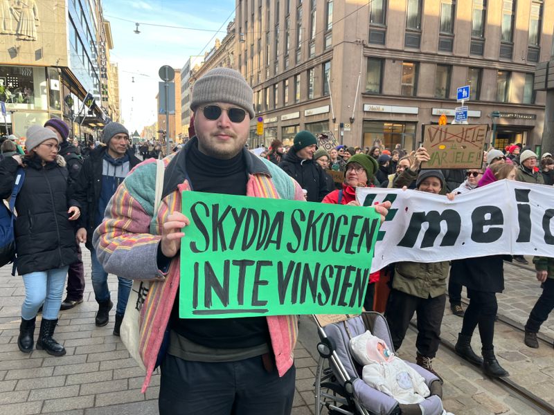 Luka Appelberg menar att den finska skogsindustrin inte alls är så hållbar som den låtit påskina. Han vill se en grön omställning men på ett samhälleligt rättvist sätt.