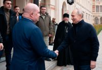 Rysslands president Vladimir Putin hälsar på den av Ryssland tillsatte guvernören Michail Razvozjajev.