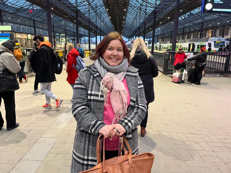 Maiju Sundman tar en grupp turismstuderande på studiebesök till Lappland. Hon väljer att se tågstrejken som en praktisk övning i hur det kan gå i branschen. En möjlighet är att ta buss hem, om strejken pågår ännu på torsdag.