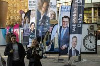 Samlingspartiet ligger med små marginaler först i HS senaste mätning. Riksdagsvalet är den 2 april.