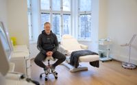 Då folk inte har råd att göra de riktigt stora investeringarna satsar de istället på sig själva, tror läkaren Karl-Johan Svedjeholm.