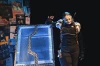 “Inte känner jag något, det bara rinner.” Kajsa Ek spelar roboten Lovelace i pjäsen med samma namn.