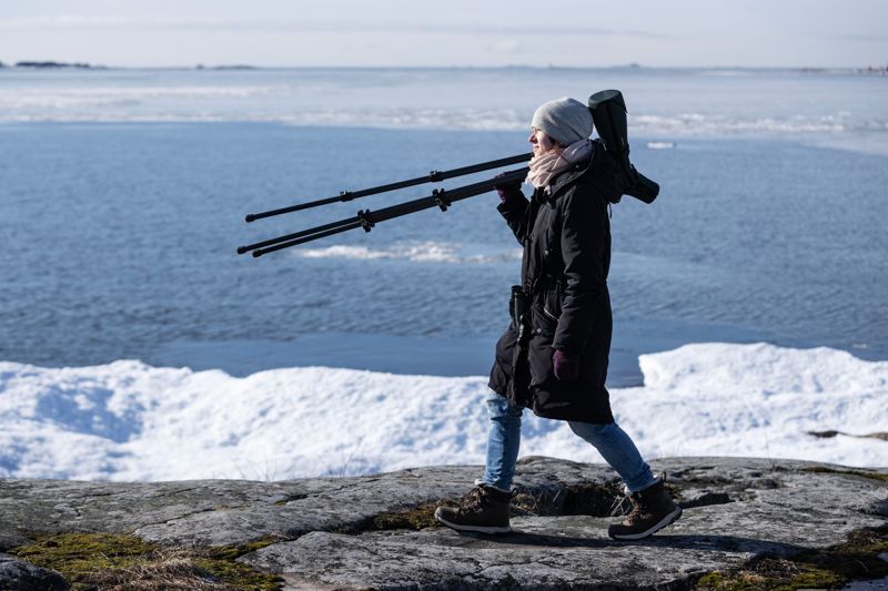 Fågelskådaren Christa Granroth på Skifferholmen i Helsingfors