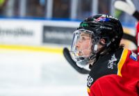 Luleås Jenni Hiirikoski fick föras med ambulans till sjukhus efter att ha träffats mot halsen av en motståndares skridsko i söndagens SM-finalmatch mot Brynäs. Finländskan klarade sig utan allvarliga skador. Arkivbild.