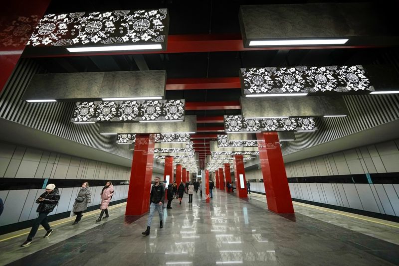 Kinesiska dekorationer, för att fira Xi Jinpings besök, på metrostationen Mitjurinskij prospekt i Moskva.