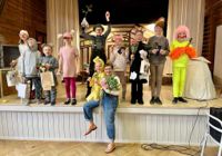 Tio barn har under Heidi Nymans ledning övat in pjäsen Djuren på Kackelgården, som nu visas på Borgvik i Sjundeå. 
