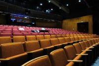 Ett kritikklimat med ständigt blidväder, dimma och krympande isflak betjänar ingen – inte heller teatern, skriver Barbro Enckell-Grimm.