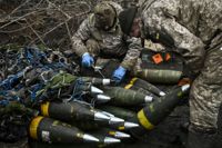 Ukrainska militärer förbereder sig för att skjuta mot ryska positioner med ett 155 mm M777 Howitzer artillerivapen på frontlinjen någonstans nära staden Bakhmut den 11 mars 2023 mitt under den ryska invasionen av Ukraina.