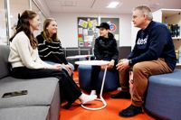 Emma Karmanheimo, Fanny Östergård och Harald Nyberg från elevkårsstyrelsen och skolcoachen Patrick Björk har noterat att vardagen blivit oroligare i Lyceiparkens skola.